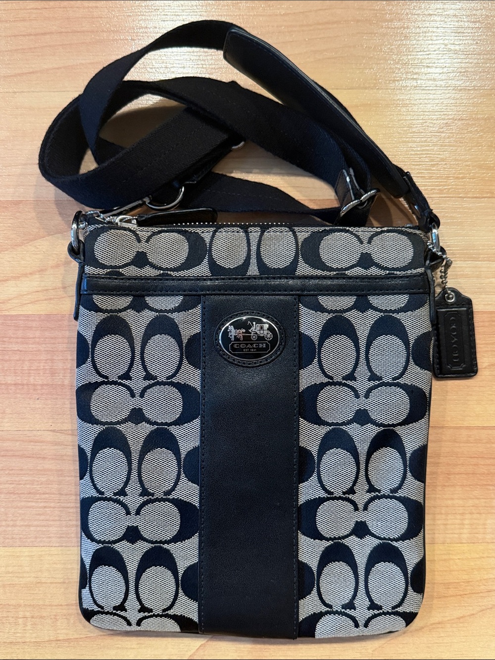 NWOT Women Small Crossbody coach bag with adjustable strap and zipper